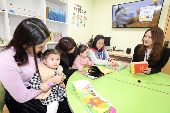 △ 제주 KT꿈품교실에서 아동들과 학부모들이 재활수업을 하고 있다. /사진=KT