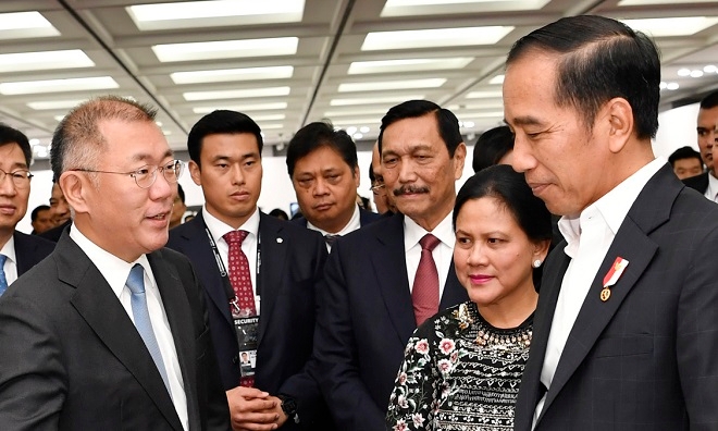 정의선 현대차그룹 수석부회장(왼쪽)과 조코 위도도 인도네시아 대통령. 11월26일 현대차 울산공장.