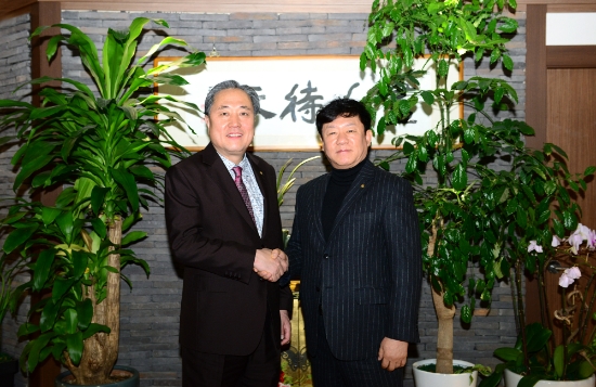 (왼쪽부터)박차훈 한국협동조합협의회 신임회장과 김윤식 전임회장(신협중앙회)이 악수하고 있다. / 사진 = 새마을금고중앙회