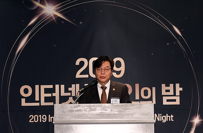 ▲ 지난 12일 오후 서울 여의도 켄싱턴호텔에서 개최된 ‘2019 인터넷신문인의 밤’에 진행된 ‘제20대 국회 의정대상’ 시상식에서 이근영 한국인터넷신문협회 회장이 개회사를 하고 있다. (사진=한국인터넷신문협회)