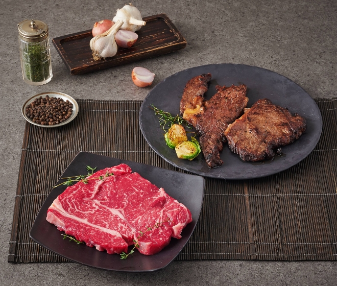 롯데마트가 오는 18일까지 한우MD(상품기획자)가 직접 경매에 참여, 물량 구매를 통해 확보한 한우 1+ 등급 이상의 상품들을 전 점에서 전 품목 최대 50% 할인 행사를 진행한다. /사진=롯데쇼핑.