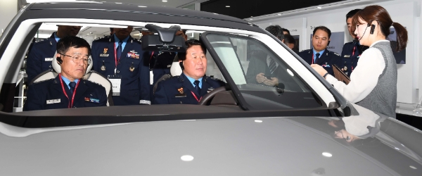△ 박인호 공군사관학교 중장(오른쪽)과 이승현 대령(왼쪽)이 LG사이언스파크에서 자율주행 기술을 체험하는 모습. /사진=LG유플러스