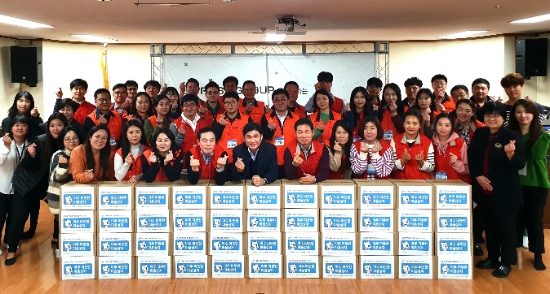 J 트러스트 그룹은 지난 16일 ‘J 트러스트 그룹과 함께하는 아주 따뜻한 마음상자, 미리 크리스마스’를 열고 지역 주민을 위한 연말 행사와 방한 용품 전달식을 진행했다고 17일 밝혔다. / 사진 = J트러스트그룹