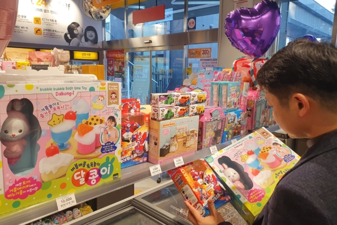 이마트24가 크리스마스를 앞두고 완구 할인행사를 펼친다. /사진=신세계그룹.