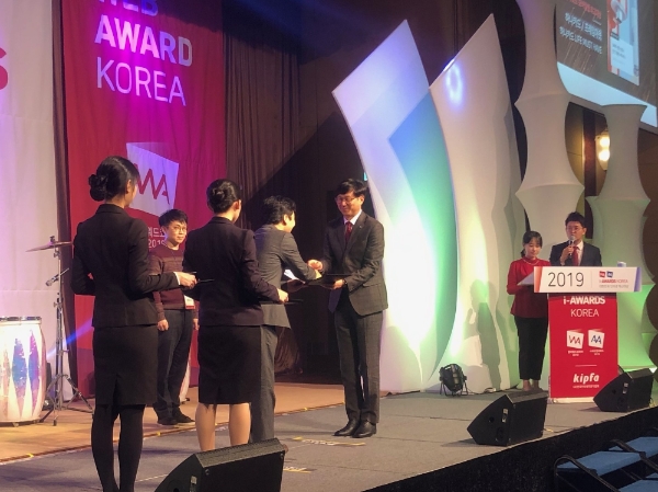 12일 서울 송파구 잠실 롯데호텔에서 진행된 ‘웹어워드 코리아 2019’ 시상식에서 임현빈 하나카드 신성장R&D사업본부장(사진 중앙)이 ‘라이프 머스트 해브(LIFE MUST HAVE)’로 모바일웹 최고 대상을 수상하고 있다. / 사진 = 하나카드