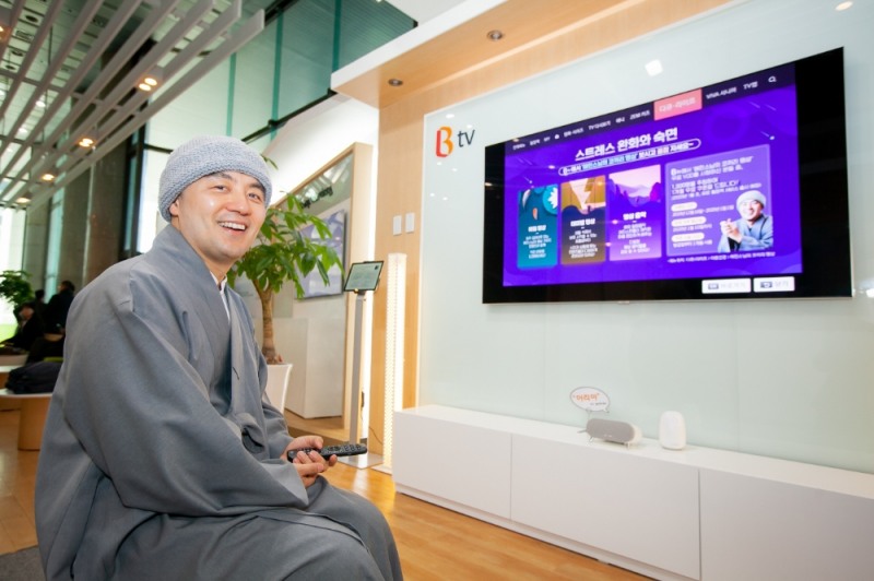 혜민스님이 SK브로드밴드 건물 로비에서 스트레스 완화, 숙면 명상심리 서비스를 체험하는 모습/사진=SK브로드밴드