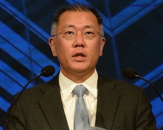 정의선 부회장, 중국 결단 임박...전기차 전환·제네시스 카드 꺼낼듯