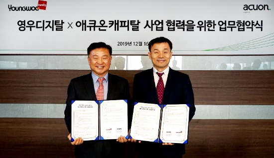 왼쪽부터 정명철 영우디지탈 회장, 이중무 애큐온캐피탈 대표. / 사진 = 애큐온캐피탈