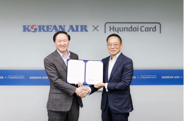 대한항공 우기홍 사장(왼쪽)과 현대카드 정태영 부회장(오른쪽)이 대한항공과 현대카드의 PLCC 파트너십 계약 체결을 마친 뒤 악수하고 있다. / 사진 = 현대카드