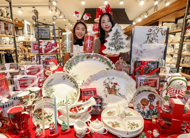 현대백화점이 지난 1일부터 15일까지 리빙 상품군 매출을 분석한 결과, 소형가전, 인테리어 소품, 식기 등 홈파티 관련 상품의 매출이 전년동기 대비 43.2% 늘어난 것으로 나타났다. /사진=현대백화점그룹.