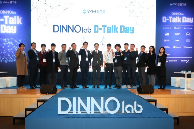 황원철 우리금융그룹 CDO(정가운데)와 디노랩 육성기업 대표자들이 기념촬영을 하고있다./사진=우리금융그룹