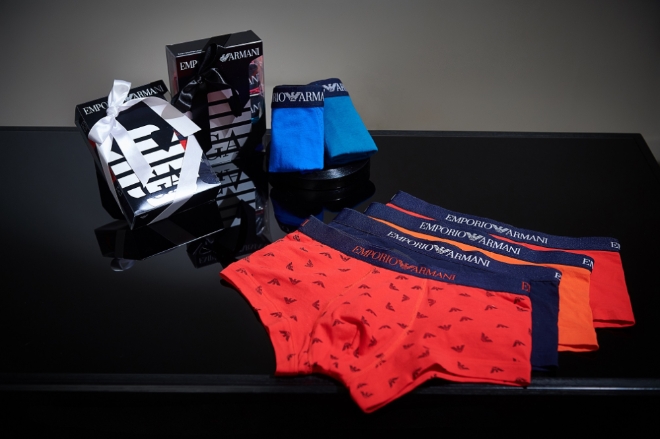 신세계TV쇼핑은 오는 22일 저녁 10시 30분 이탈리아 럭셔리 브랜드 엠포리오 아르마니의 19년 FW시즌 남성 언더웨어 드로즈 세트를 선보인다. /사진=신세계그룹.