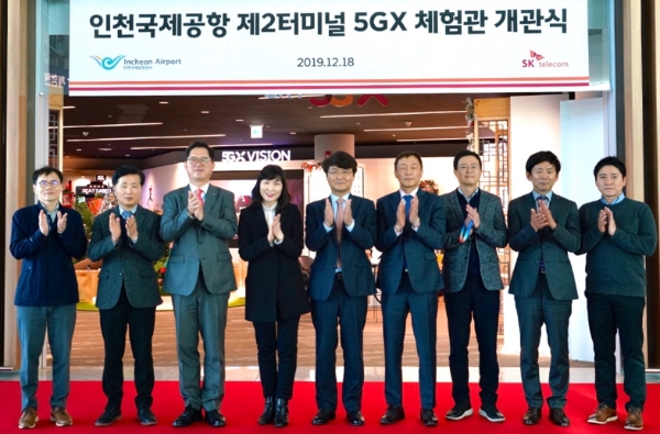 △ 김상일 인천국제공항공사 스마트공항처장과 안정준 스마트추진실장, 전진수 SK텔레콤 5GX서비스사업본부장, 양맹석 5GX서비스사업담당(왼쪽 두 번째부터). /사진=SK텔레콤