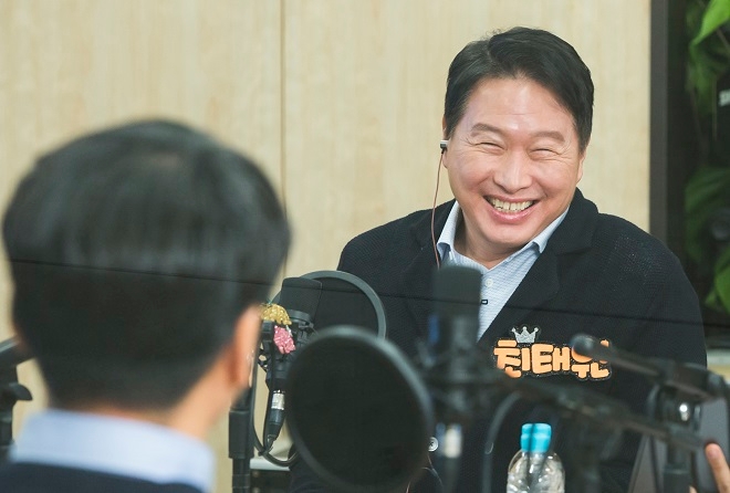 최태원 SK회장이 지난 17일 서울 종로구 서린동 SK빌딩에서 '보이는 라디오' 형식의 99차 행복토크를 하고 있다. (사진=SK)
