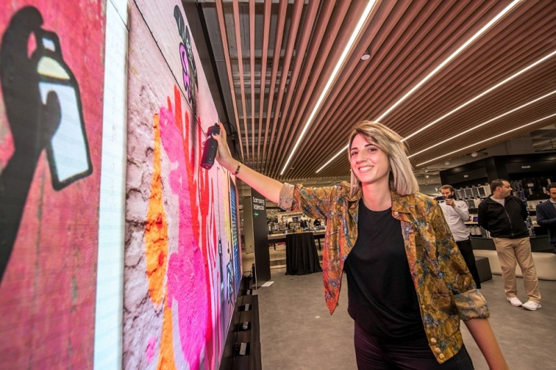 삼성 발렌시아 갤럭시 그라피티를 체험하는 모습/사진=삼성전자