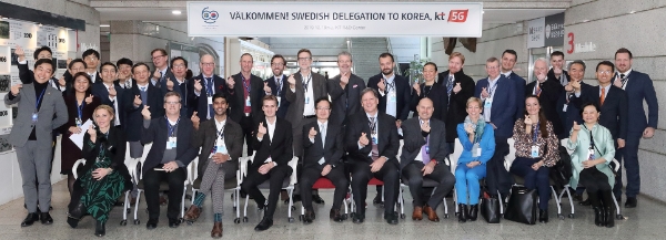 △ 스웨덴 27개 기업 CEO와 임원들이 KT 연구개발센터를 방문해 기념촬영을 하고 있다. /사진=KT