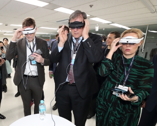 △ 스웨덴 기업의 CEO와 임원들이 KT의 AR글래스 관련 서비스를 체험중이다. /사진=KT
