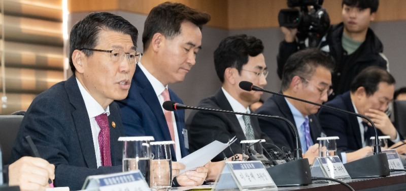 지난달 19일 열린 보험 CEO 간담회에서 은성수 금융위원장이 모두발언을 하고 있다 . / 사진=금융위원회