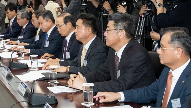 19일 금융위원회의 보험 CEO 간담회에 참석한 유관기관장 및 보험 CEO들이 은성수 위원장의 모두발언을 경청하고 있다. / 사진=금융위원회