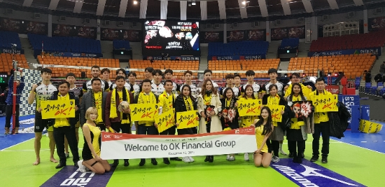 OK금융그룹은 JB금융지주와 공동으로 계열사인 캄보디아 프놈펜 상업은행(PPCB)에서 현지 우수사원 13명을 선발해 국내 단기연수를 시행했다. / 사진 = OK저축은행