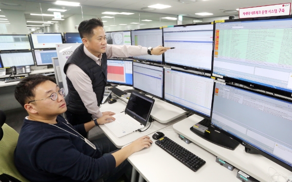 △ LG유플러스 관계자들이 마곡 사옥에서 ‘차세대 네트워크 시스템’을 확인하는 모습. /사진=LG유플러스