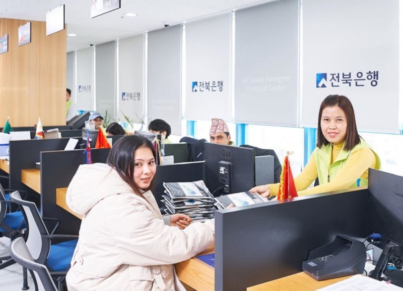 JB금융지주는 지난 21일 전북은행 수원외국인금융센터에서 외국인 근로자 300여명에게 발열내의를 전달하는 행사를 가졌다./사진=JB금융지주