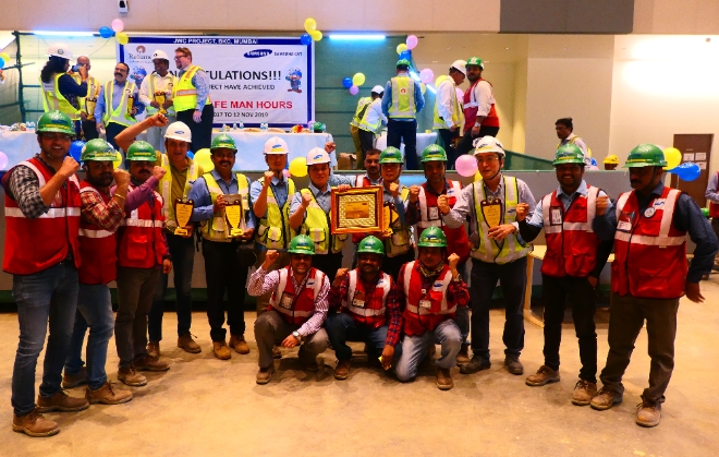 인도 뭄바이 다이섹 현장 5000만인시 무재해 달성 감사패 전달사진. 제공=삼성물산