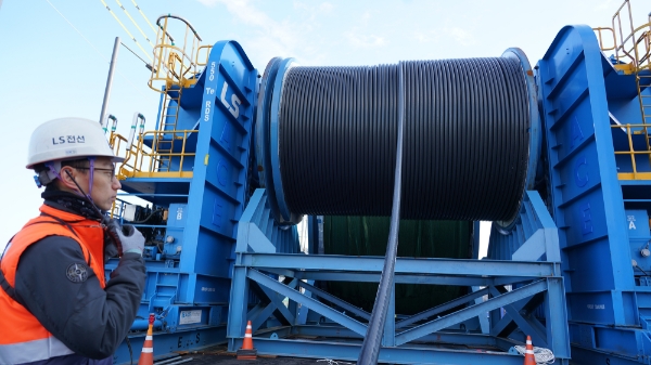 △ LS전선 직원이 북당진-고덕 구간에 설치 중인 고압직류송전(HVDC)케이블을 점검하고 있다. /사진=LS전선