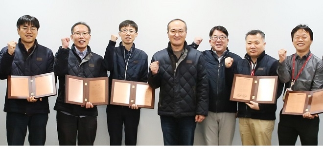 이석희 SK하이닉스 사장(가운데)이 혁신특허포상 시상자들과 기념촬영을 하고 있다. (사진=SK하아닉스)