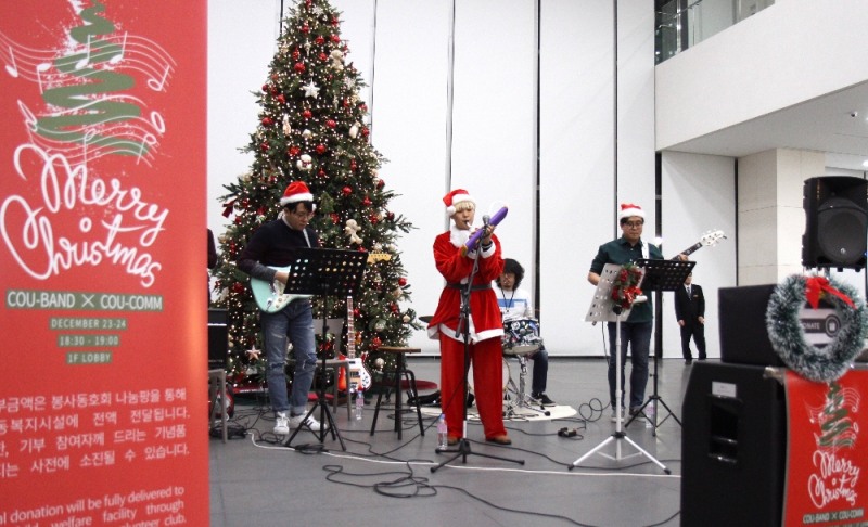 쿠팡 노사협의회와 사내 밴드 동호회 ‘쿠뺀’ 회원들이 쿠팡 잠실오피스 1층 로비에서 지난 23일 미니 콘서트를 진행했다. /사진제공=쿠팡