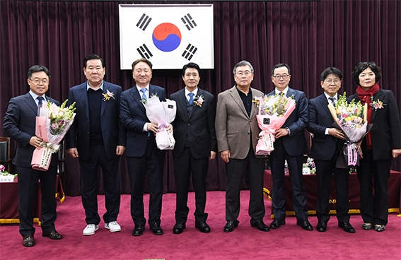 △사진은 왼쪽부터 남창현 경기지역본부장, 여원구 양평양서조합장, 권준학 농협은행 경기영업본부장, 손연식 안양축협 조합장, 이종근 부천원예농협 조합장, 김장섭 신임 경기지역본부장, 정용왕 신임 농협은행 경기영업본부장, 김명희 김포농협 조합장.