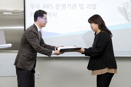 지난 24일 애큐온캐피탈 고객만족팀 이연숙 팀장이 장관상을 수상하고 있다. / 사진 = 애큐온캐피탈