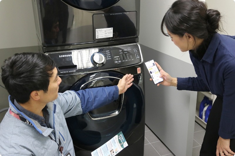 삼성전자서비스 관계자들이 겨울철 플러스 원 케어 서비스를 홍보하고 있다/사진=삼성전자서비스