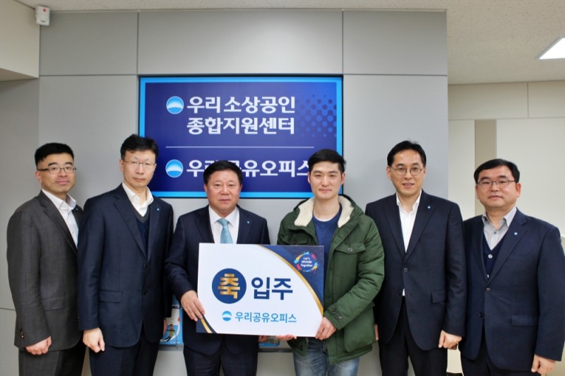 하태중 중소기업그룹장(왼쪽3번째)이 송명근 펫디오 대표(왼쪽4번째) 및 주요 관계자들과 함께 기념촬영을 하고 있다./사진=우리은행