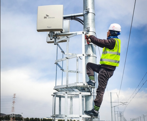 △ 2018년 SK텔레콤과 컨소시엄을 구성한 사업자들이 대구선 LTE-R 구축사업을 진행하는 모습. /사진=SK텔레콤