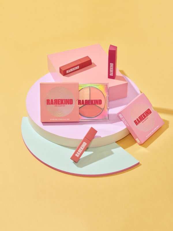 레어카인드 오버스머지 립틴트와 미니앨범 1집. /사진제공=아모레퍼시픽
