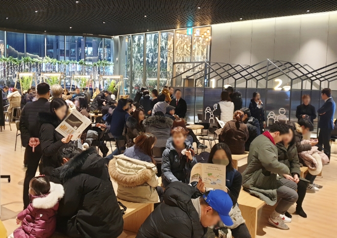 e편한세상 홍제 가든플라츠 견본주택 관람객들. 제공=대림산업