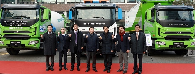 인천 서구, 타타대우 LNG 청소차 시범운행…"도심 미세먼지 저감"