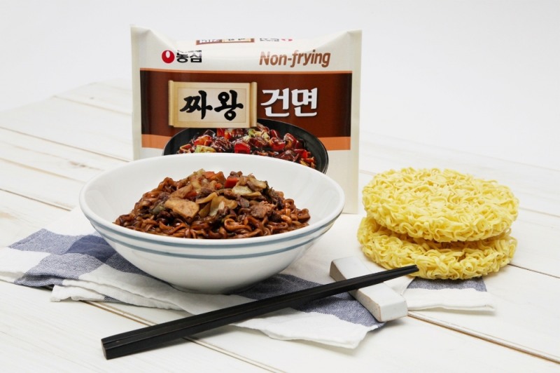 새롭게 출시된 짜왕건면. /사진제공=농심