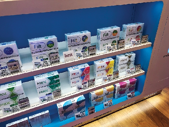 3. 국내 한 면세점 매대에 진열된 액상 전자담배.