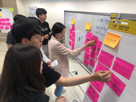 △ KT 신입사원들이 지난 5월 강원도 원주 KT그룹 인력개발원에서 신사업 아이디어를 1등 워크숍 기법으로 발굴하고 있다. /사진=KT