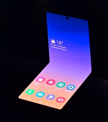 삼성전자 갤럭시 폴드 후속작의 접히는 방식 예상, 사진은 10월 29일(현지시간) 미국 캘리포니아주 새너제이 컨벤션 센터에서 진행된 ‘삼성 개발자 콘퍼런스 2019’에서 정혜순 삼성전자 무선사업부 프레임워크R&D그룹 상무가 폴더블 카테고리의 무한한 가능성에 대해 소개하는 모습/사진=삼성전자