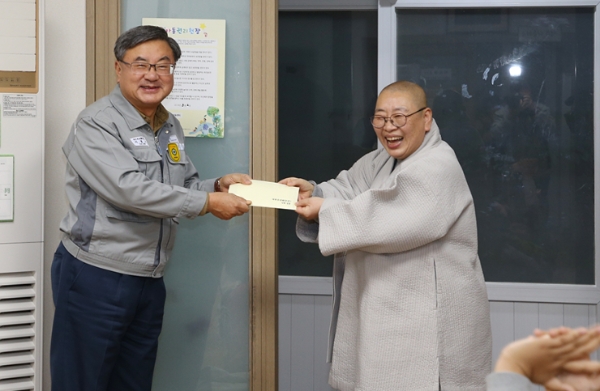 △ 지난 30일 이성근 대우조선해양 사장(왼쪽)이 우은영 센터장(오른쪽)에게 교구재 구입을 위한 상품권을 전달하고 있다. /사진=대우조선해양