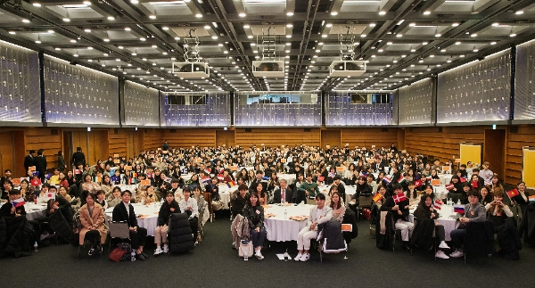 ▲지난 30일 수여식에 참석한 제25기 해외 교환장학생들이 대한상공회의소에서 단체사진을 찍고 있다./ 사진=미래에셋박현주재단