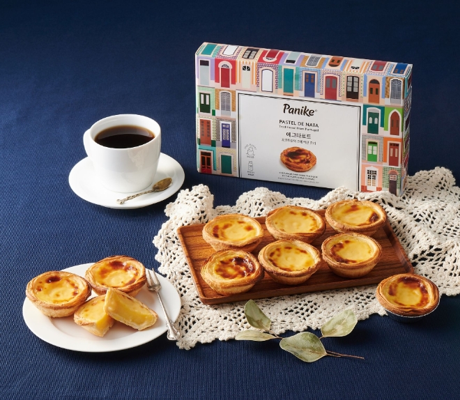 롯데마트는 유명한 카페에 가지 않아도 집에서 간편하게 포르투갈 현지의 맛을 느낄 수 있도록, 포르투갈 에그타르트 생산 1위 업체인 ‘파니크(Panike)’사(社)와 손을 잡고 직접 기획한 ‘나타 퓨라 에그타르트 플레인(4개/1통, 3900원)’을 전 점에서 판매한다. /사진=롯데쇼핑.