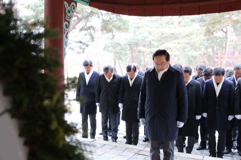 손태승 우리금융그룹 회장이 1일 경기도 남양주 소재 홍유릉에서 고객신뢰와 혁신으로 1등 종합금융그룹 달성을 기원하는 참배를 하고 있다. / 사진= 우리금융지주(2020.01.01)