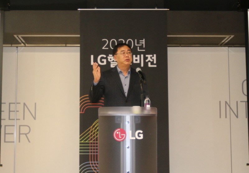 송구형 LG헬로비전 대표가 임직원과 대면, 신년사하는 모습/사진=LG헬로비전
