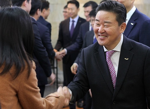 신유동 휴비스 대표가 임직원들과 새해 인사를 나누고 있다. (사진=휴비스)