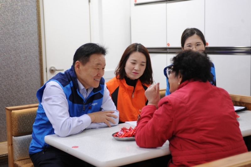 이계문 서민금융진흥원장이 2일 천사 무료급식소에서 상담을 하고 있다./사진=서민금융진흥원