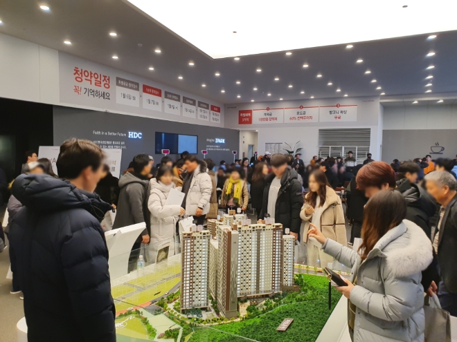 당진 아이파크 견본주택을 소비자들이 둘러보고 있다. /사진=HDC현대산업개발.